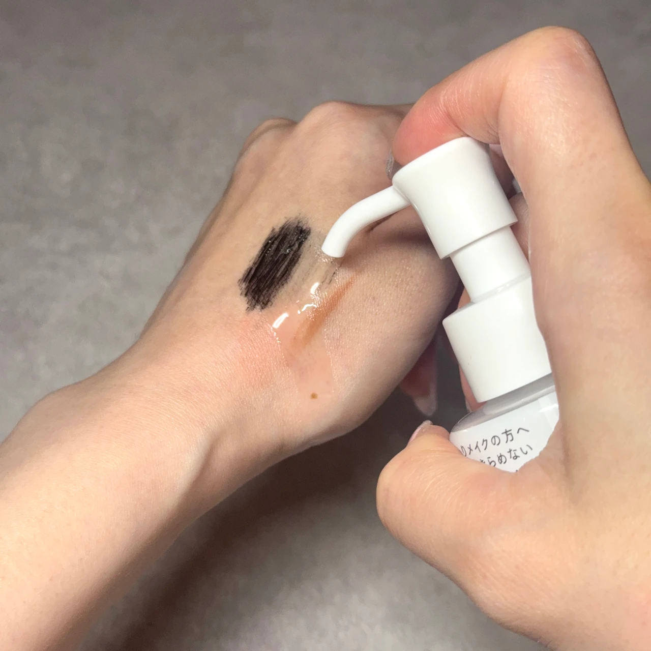 ミュオ クレンジングオイルでメイクを落とそうとしている様子