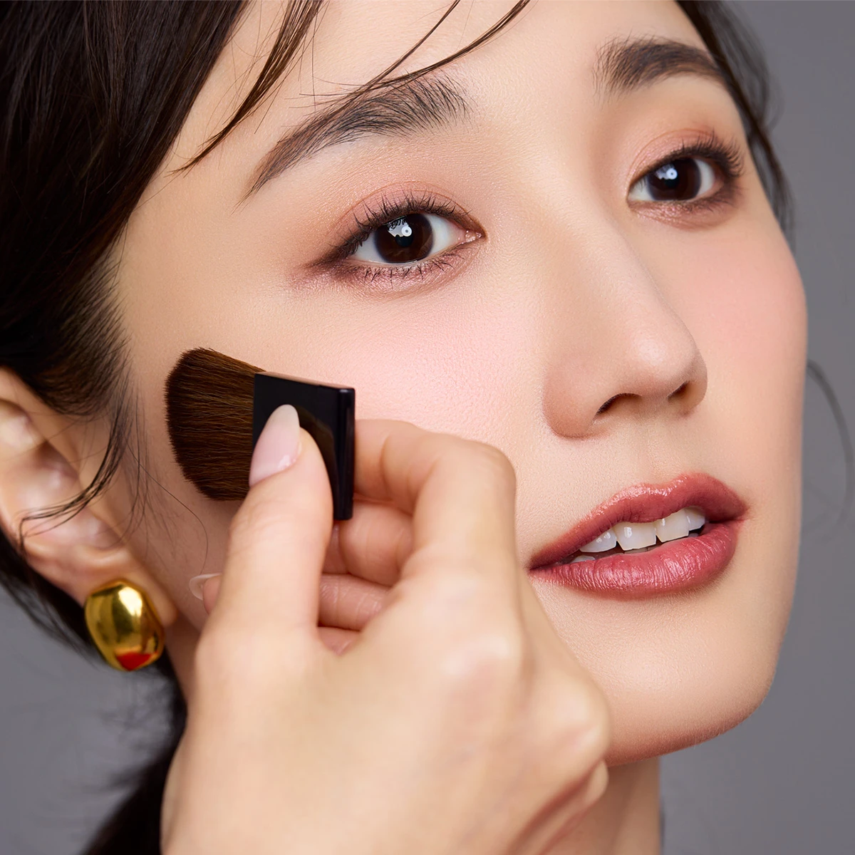 鈴木友菜 inoui インウイ プレストパウダー 塗り方 ブラシ