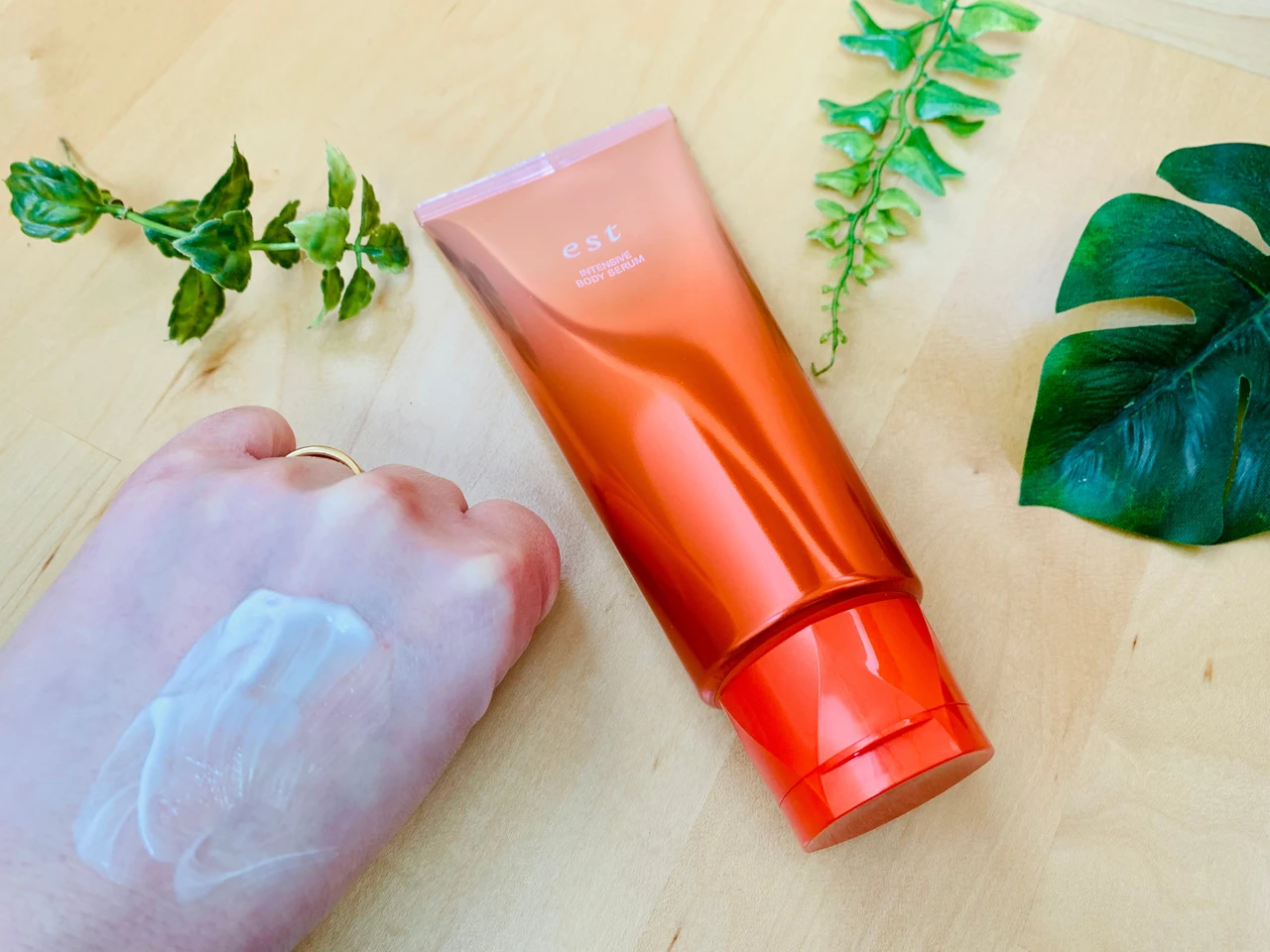 ボディにもエイジングケア！！
エストの先進スキンケア成分でハリ肌へ導くエイジングボディセラム！！_3