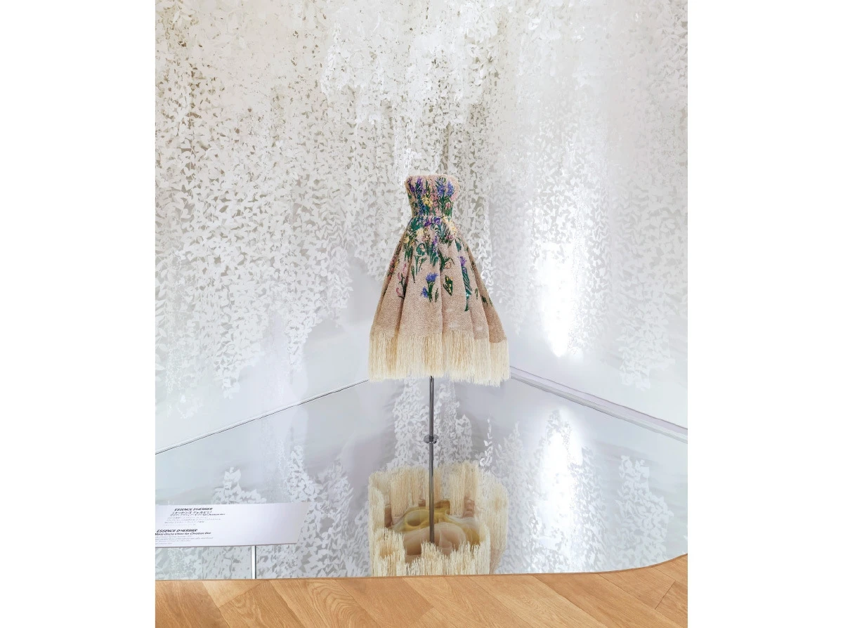 まさにミス ディオールの世界が広がる「ディオールの庭」のエリアには、ナタリー･ポートマンが広告で着ていた歴代のドレスも。写真は2017年、マリア･グラツィア･キウリのデザインによるもの。