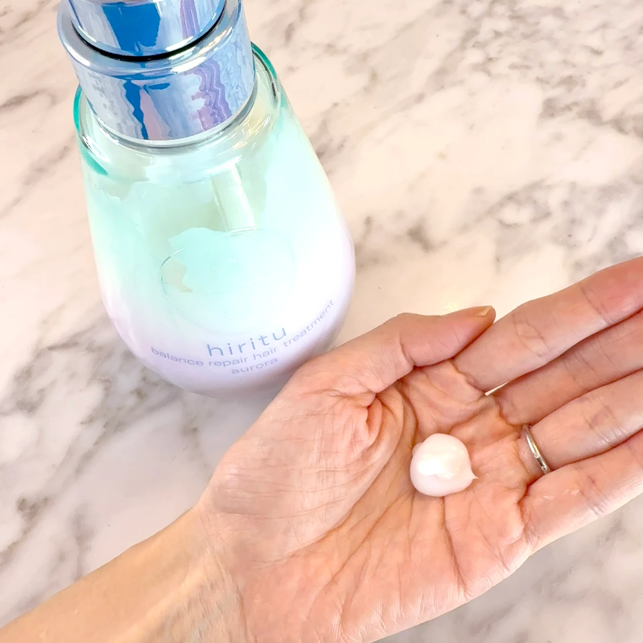ヒリツ バランスリペアヘアトリートメント オーロラ　テクスチャー