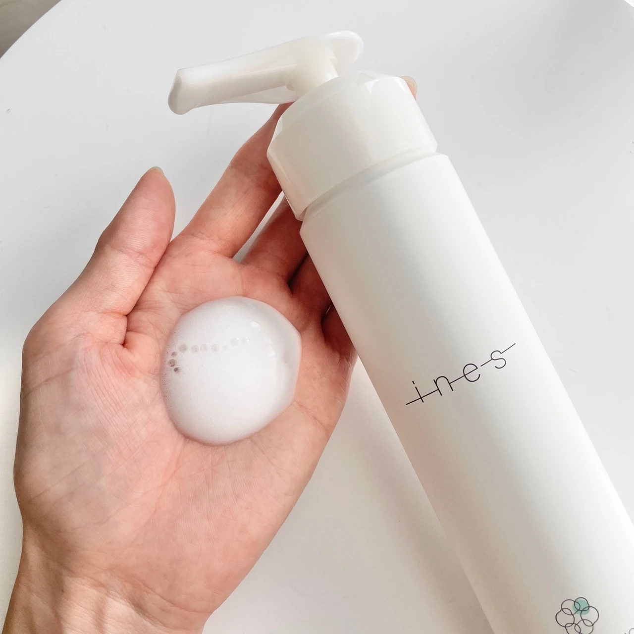 顔と同じように毎日頭皮もケアを！「ines」の洗いな流さない泡のスカルプ保湿美容液_2