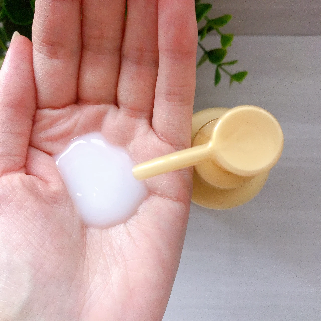 オバジXフレームリフトミルククレンジング スウォッチ