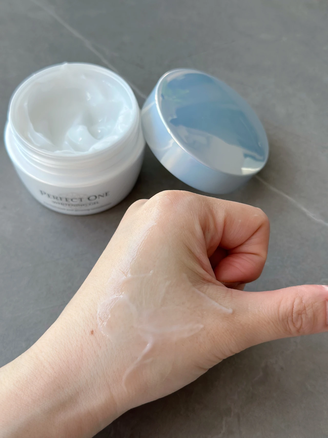 先手必勝？！シミになる前に先回りブロック！【 𝗣𝗘𝗥𝗙𝗘𝗖𝗧 𝗢𝗡𝗘 】薬用ホワイトニングジェル［医菜部外品］_2