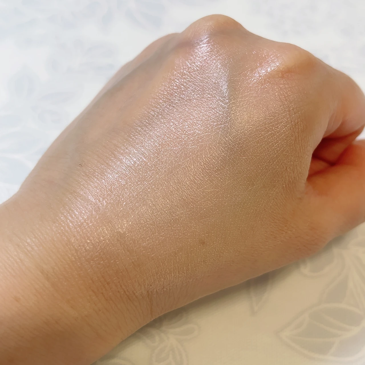 iniksのアドバンスバリア デイエッセンスのスウォッチ②