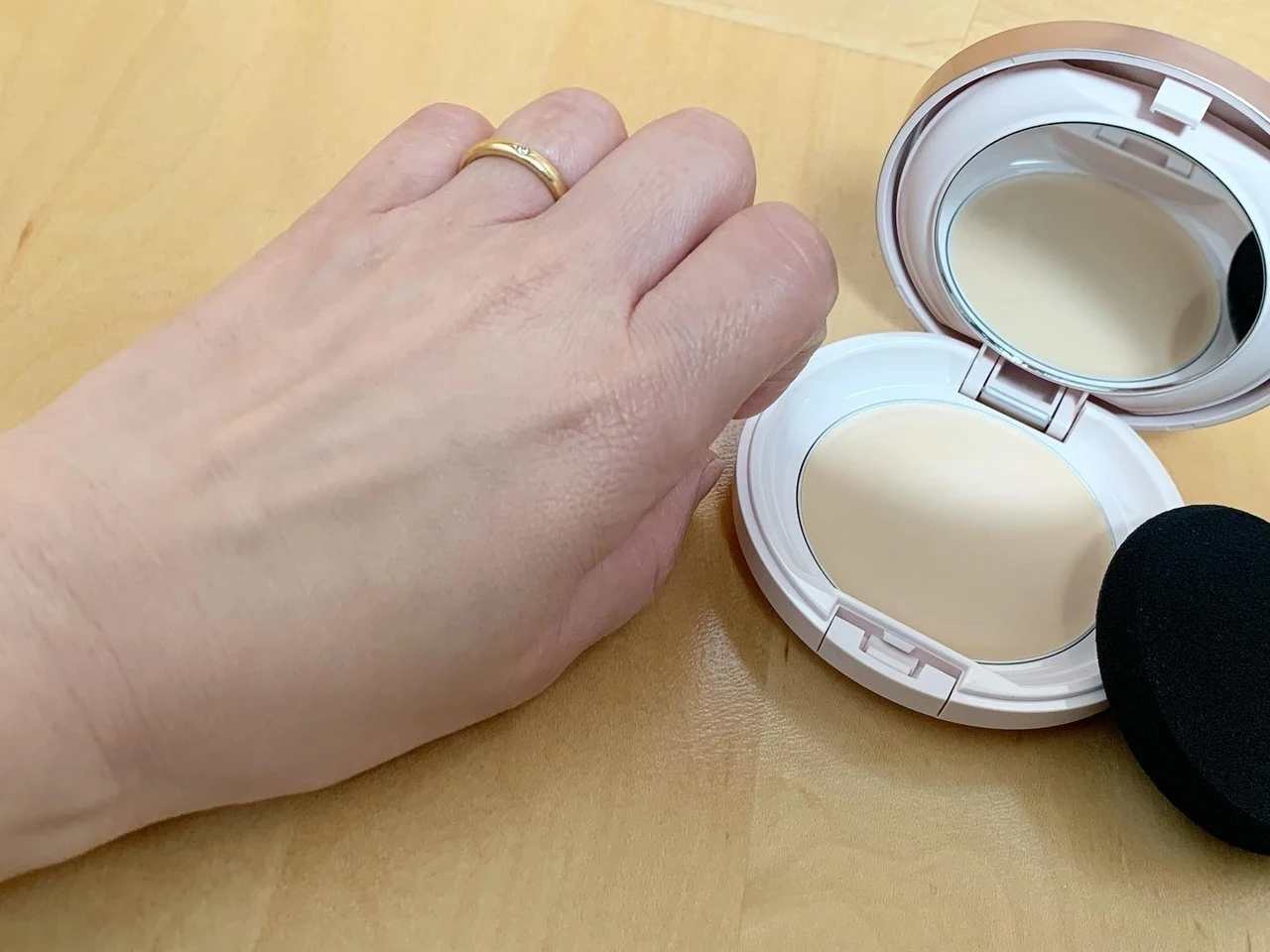 お肌が乾燥しやすい季節にオススメ!!
期間限定発売のバーム状美容液ファンデーション♪_3