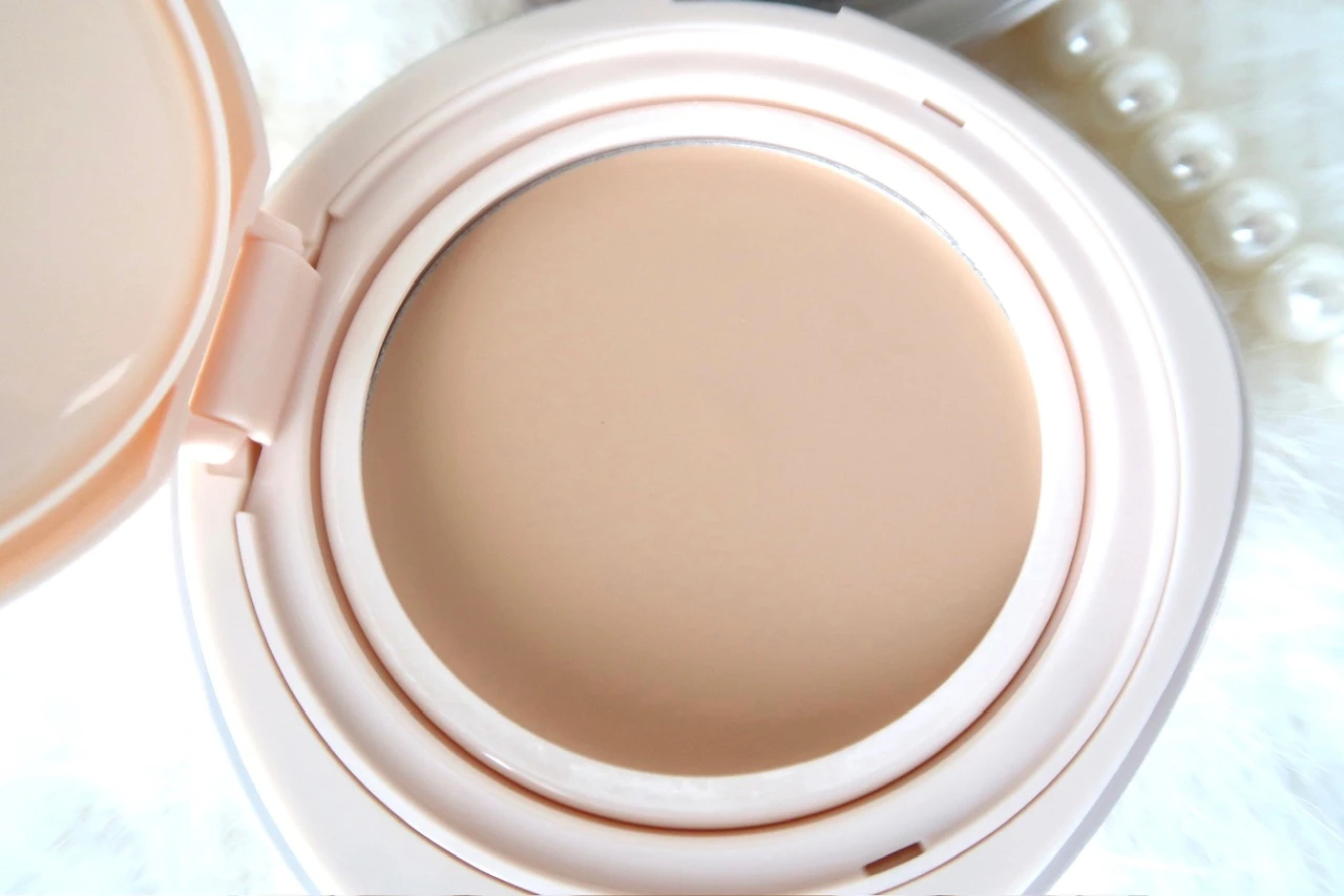 wakemake  ウォーターグロウコーディングバーム 02 バニラアイボリー の色見