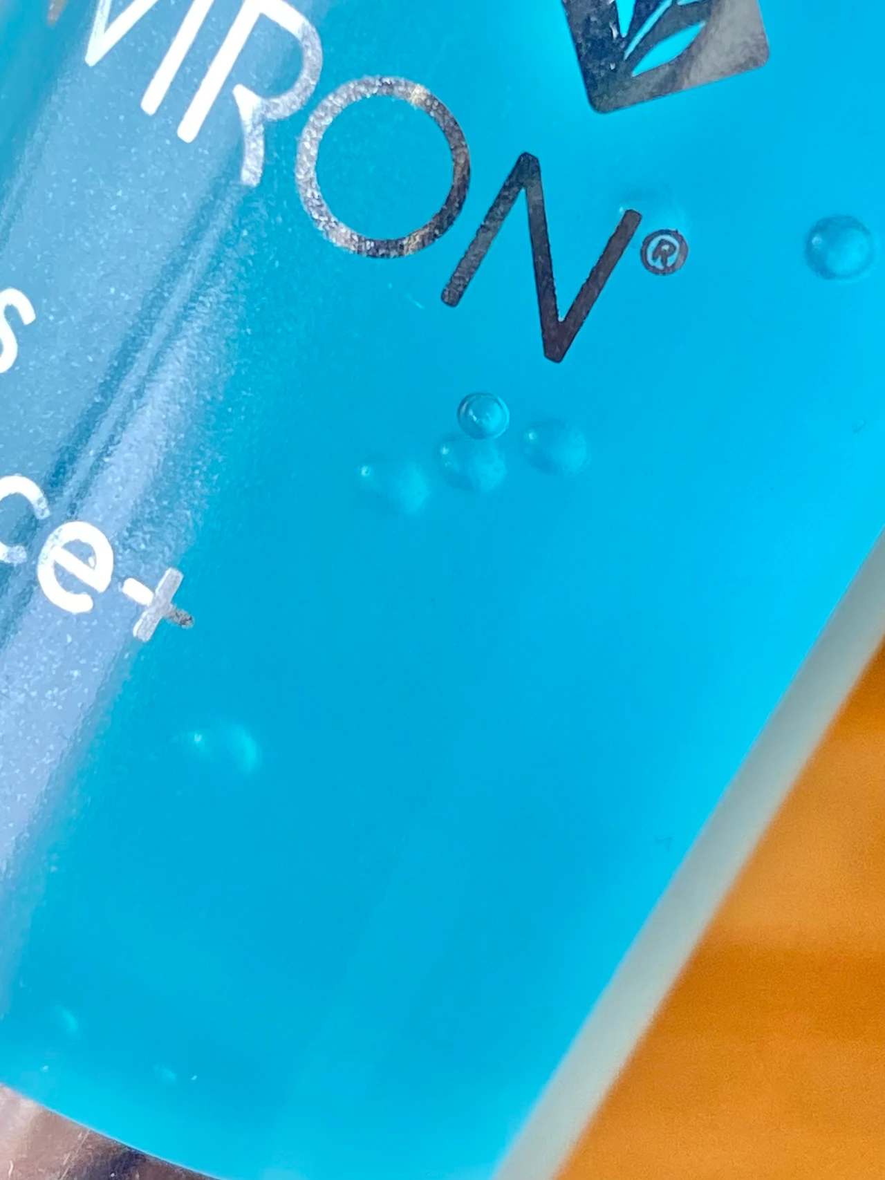 乾燥などの環境ストレスを受けた肌を、エンビロンの夜用美容液でじっくりケア🌙✨_4