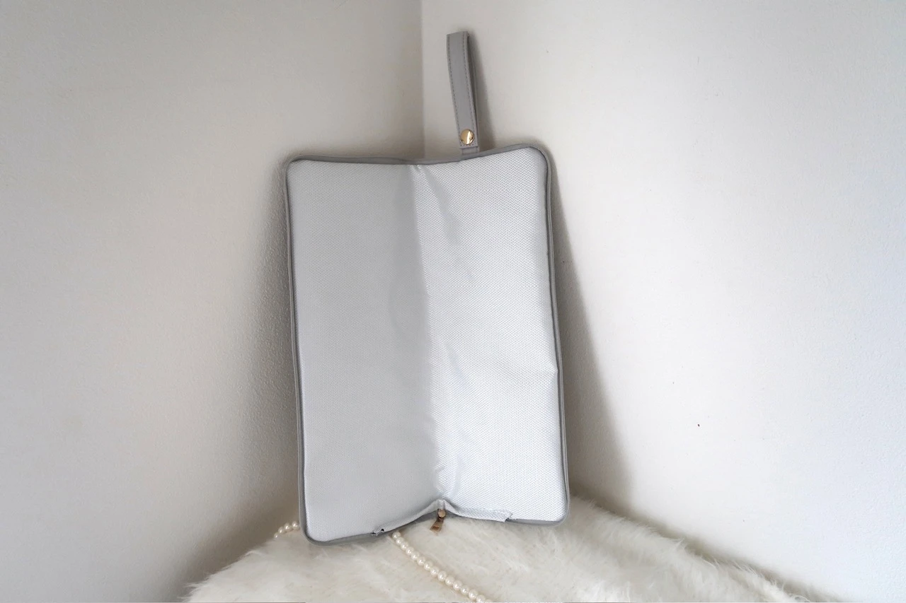 ケアレクト by プリュスオー スムースケアアイロンのオリジナル耐熱ポーチの中身