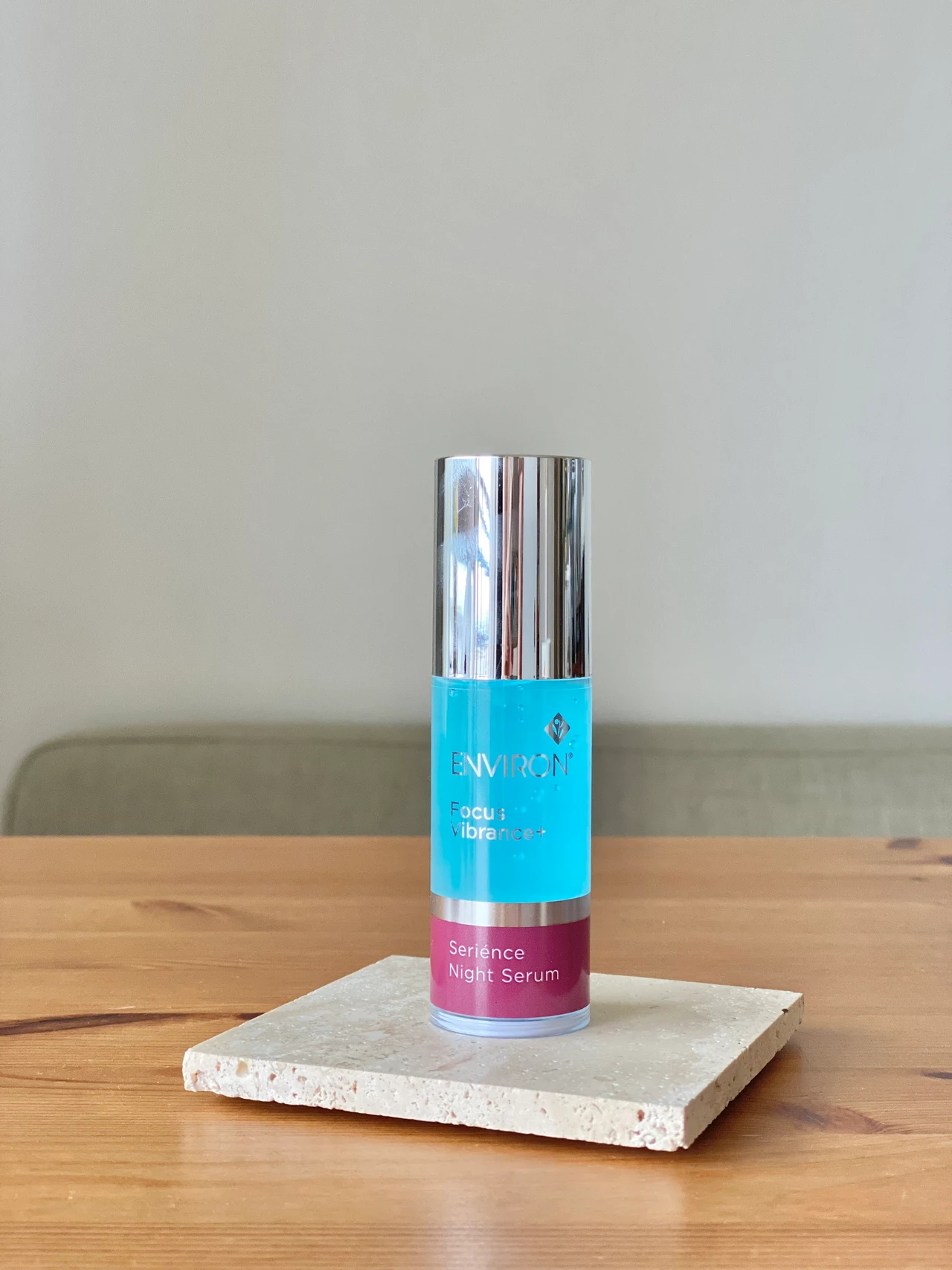 乾燥などの環境ストレスを受けた肌を、エンビロンの夜用美容液でじっくりケア🌙✨_2