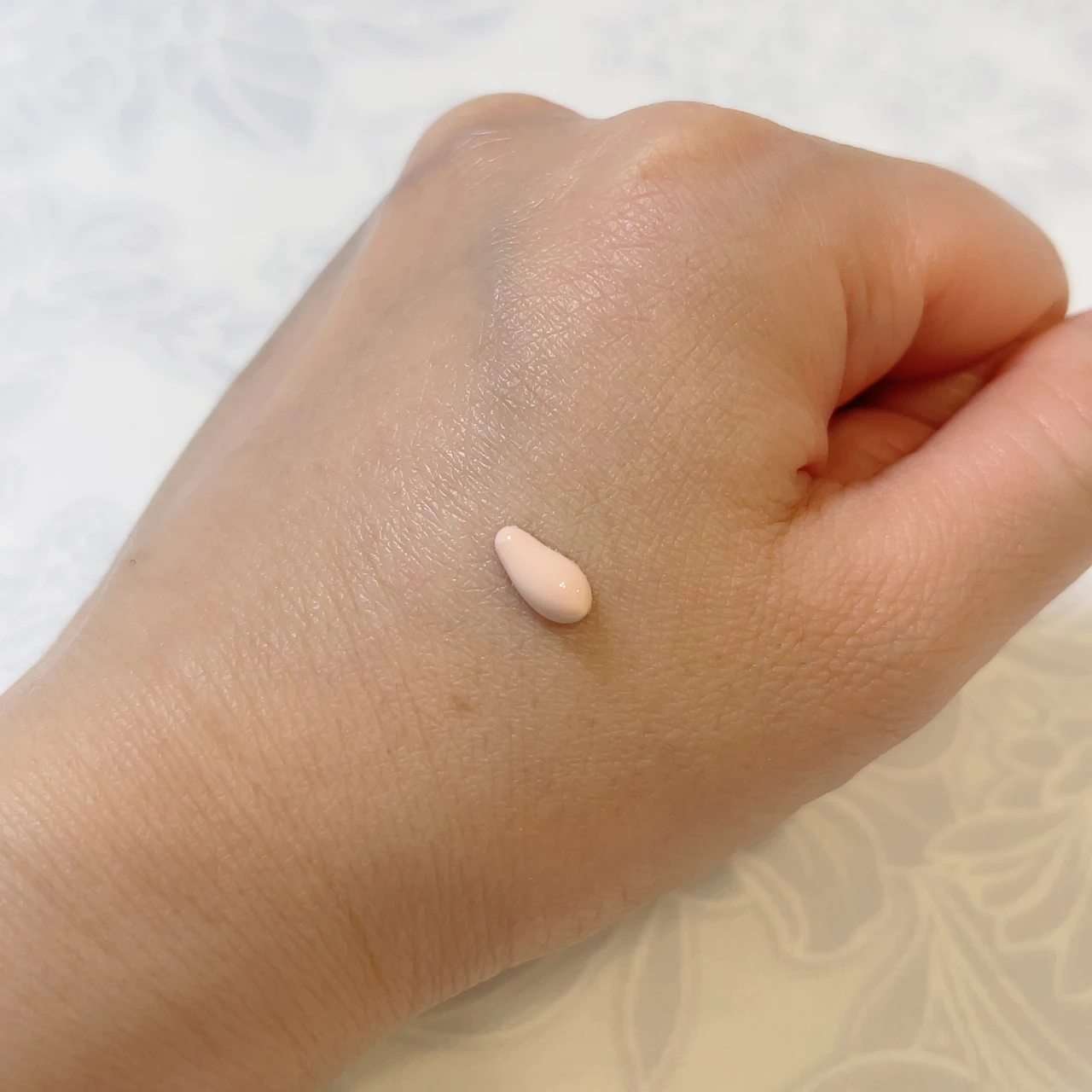 iniksのアドバンスバリア デイエッセンスのスウォッチ①