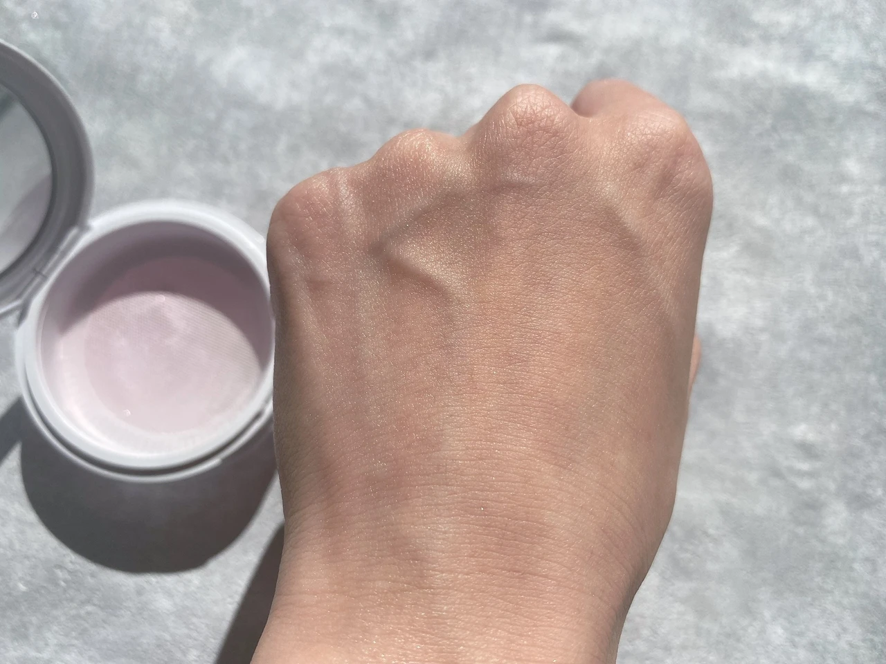 手にオイルを塗った後に、右半分にパウダーを塗布。