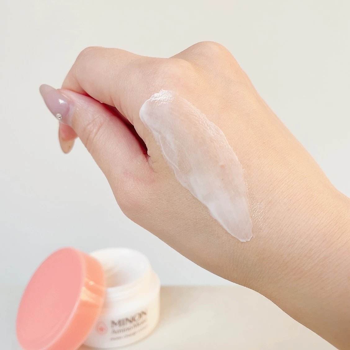 【新商品】乾燥から肌を守る秋の味方、ミノンのモイストチャージ クリーム_2_3