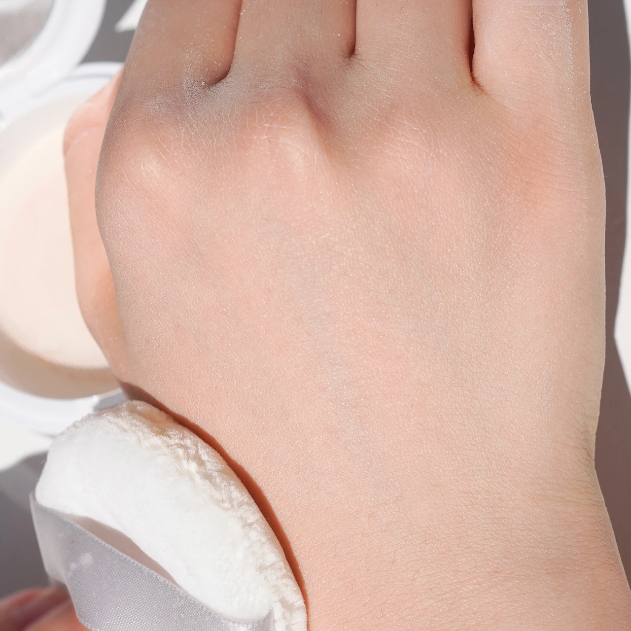 肌に溶け込む艶肌パウダーがプリマヴィスタから新登場！ふわっと微細パウダーでつるんとしたお肌を演出。_3_1