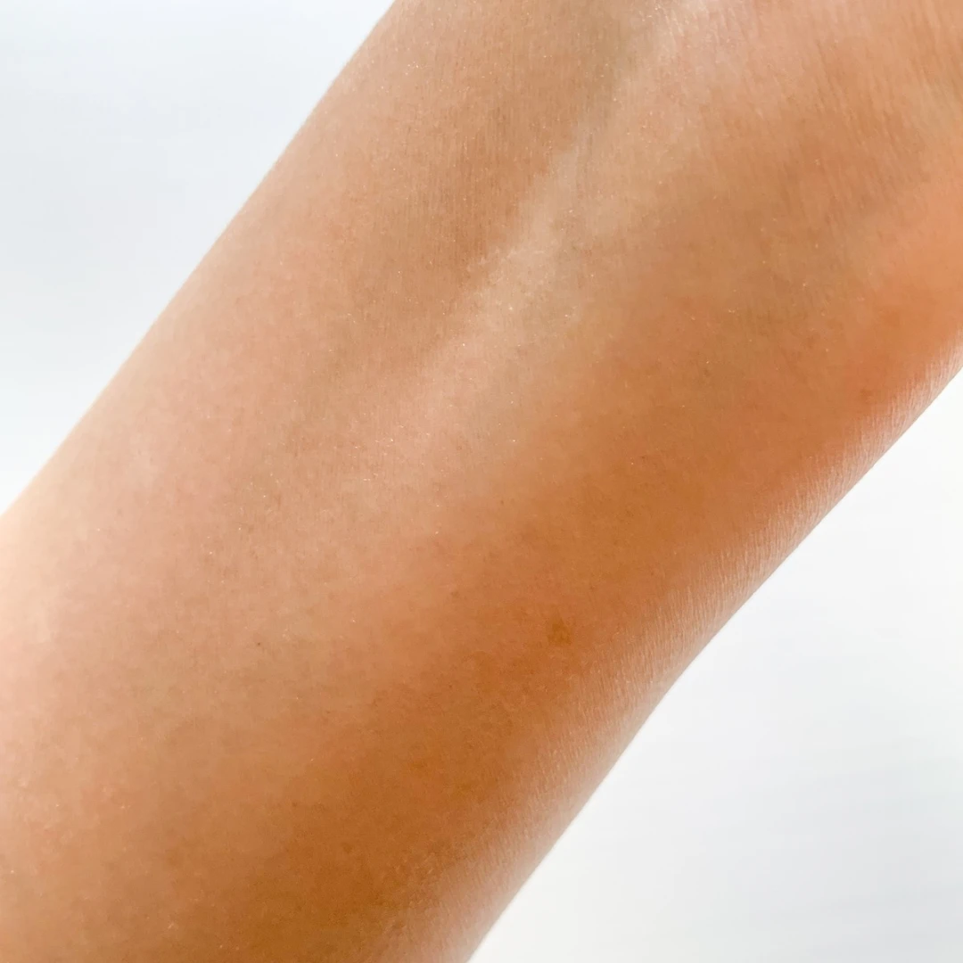 ケアナボーテ VC10 濃美容液を腕に塗ってなじませた後のスキンケアシーン