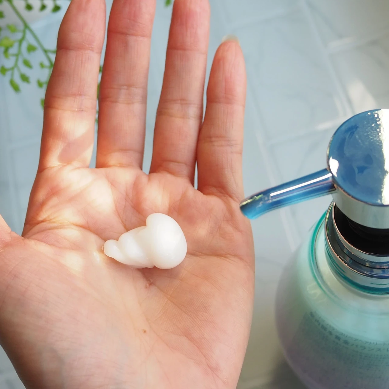 「ヒリツ バランスリペアヘアトリートメント オーロラ」のテクスチャー