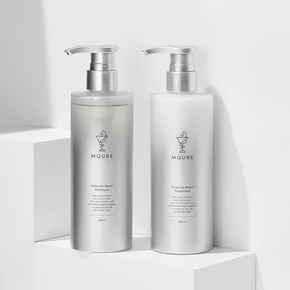 MQURE モレキュラーリペア シャンプー 380mL ¥2,420 (右)MQURE モレキュラーリペア トリートメント 380mL ¥2,420