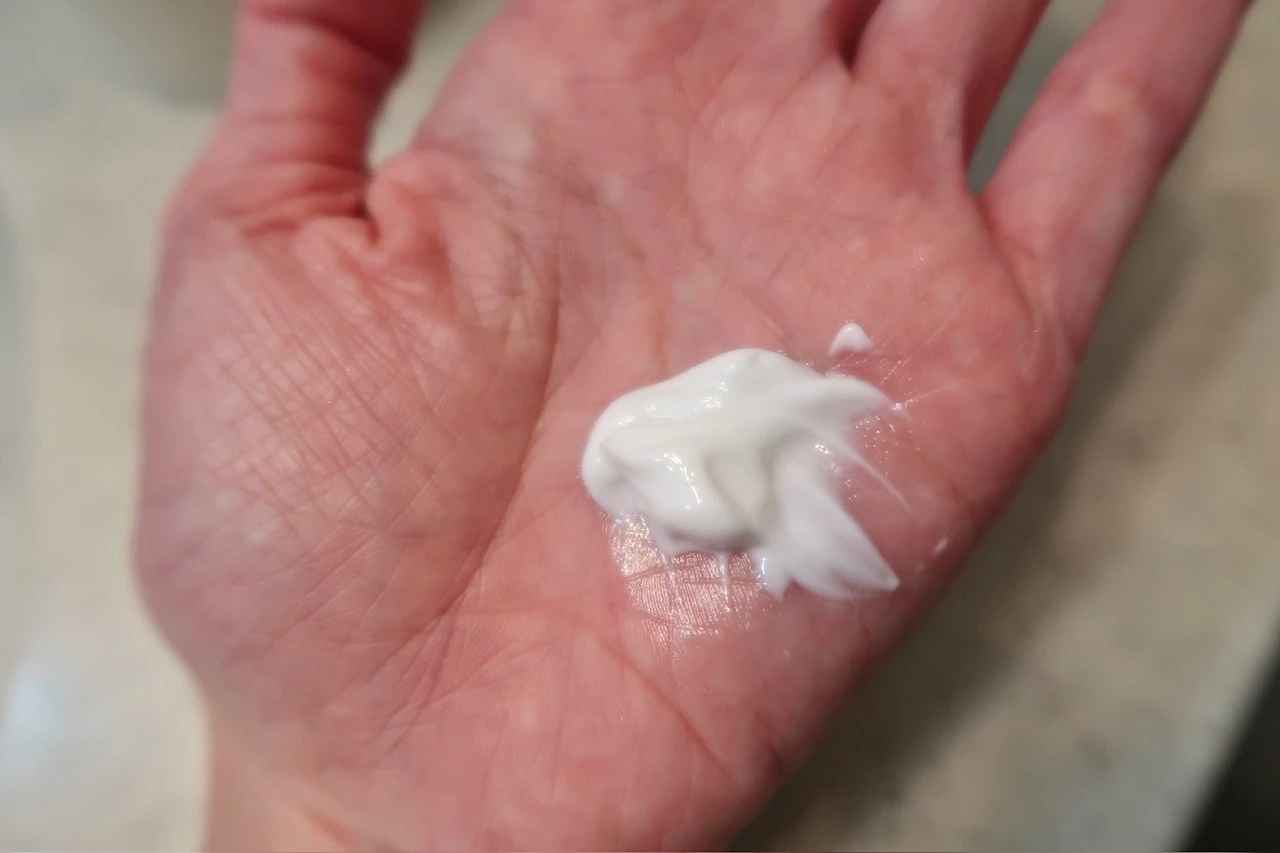 【洗うほどに肌も心もうるおう「ぷるとろ生クリーム処方」の美容液クレンジングクリーム】ルームエス(room S) クレンジングクリーム「101 スキンイノセンサ」_3