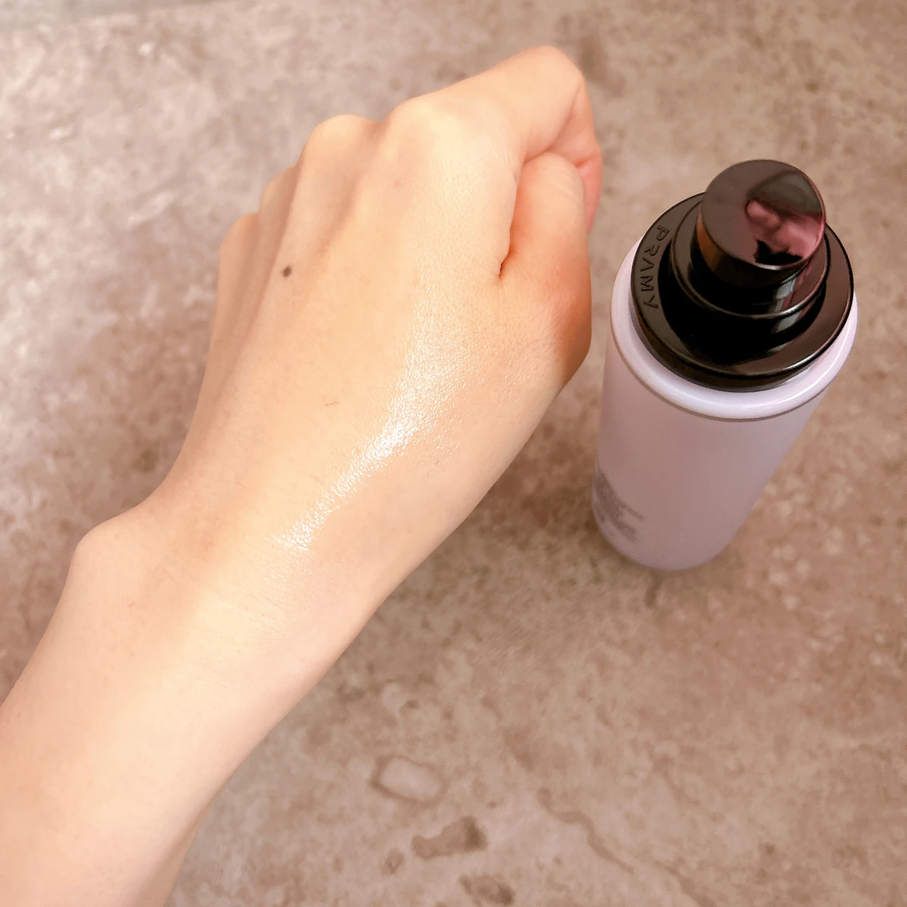 メイクアップセッティングミスト モイストタイプ　テクスチャー