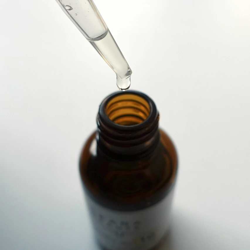 ピュアビタミンC高配合の美容液、「ケアナボーテ VC10濃美容液」のテクスチャー紹介