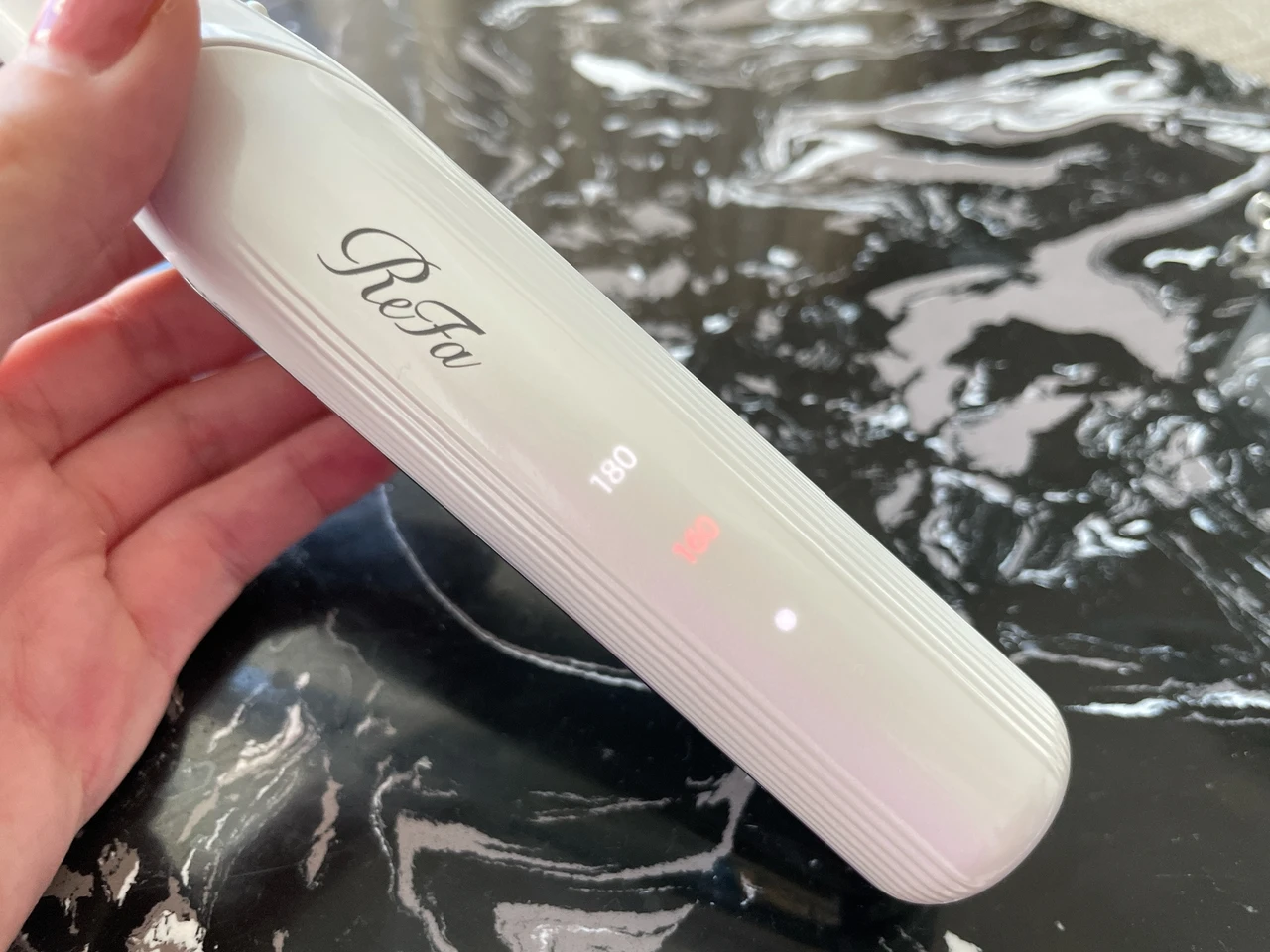 ReFaから待望の超軽量コードレスヘアアイロンが新登場！ひとつまみのニュアンスを再現してくれる指コテでワンランクアップのヘアスタイルを。_5_2