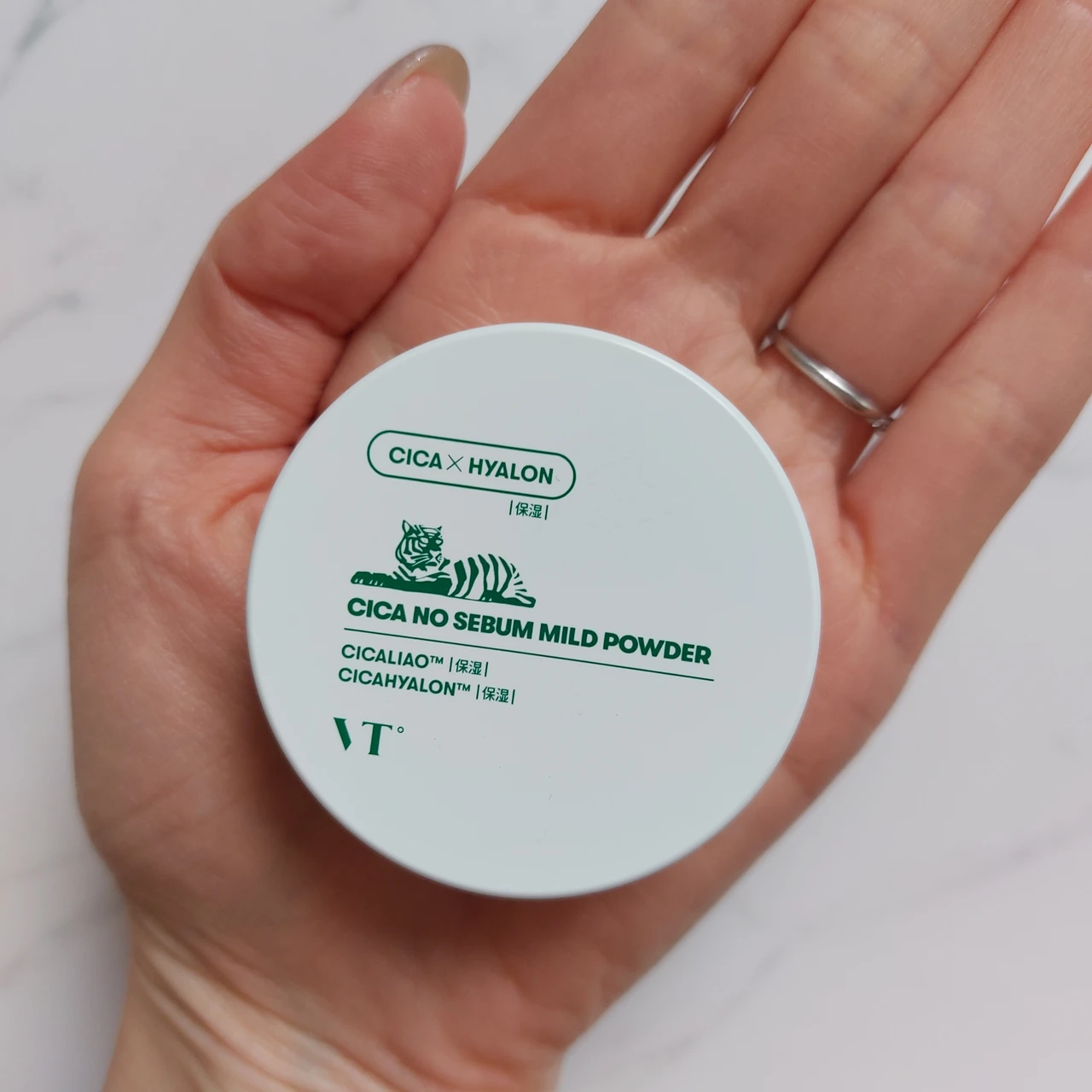 さらっさらな仕上がりにびっくり!「VT CICA ノーセバム マイルドパウダー」で、テカリの悩みは捨てさろう_3