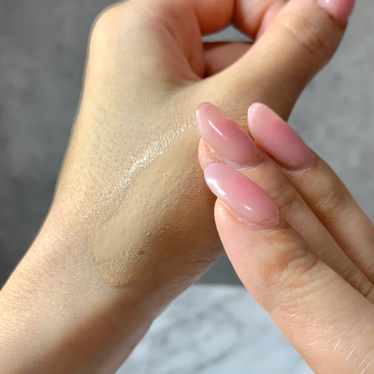 インウイ INOUI リキッドファンデーション 手元スウォッチ