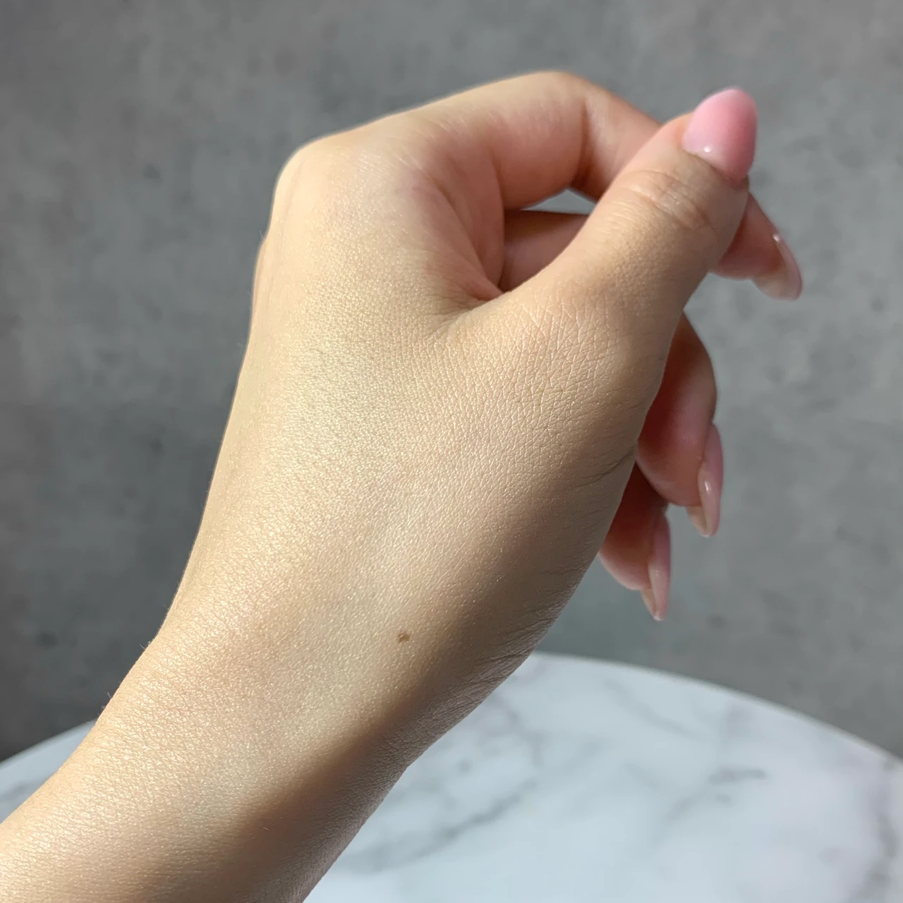 インウイ INOUI ルーセントプライマー 化粧下地 手元スウォッチ