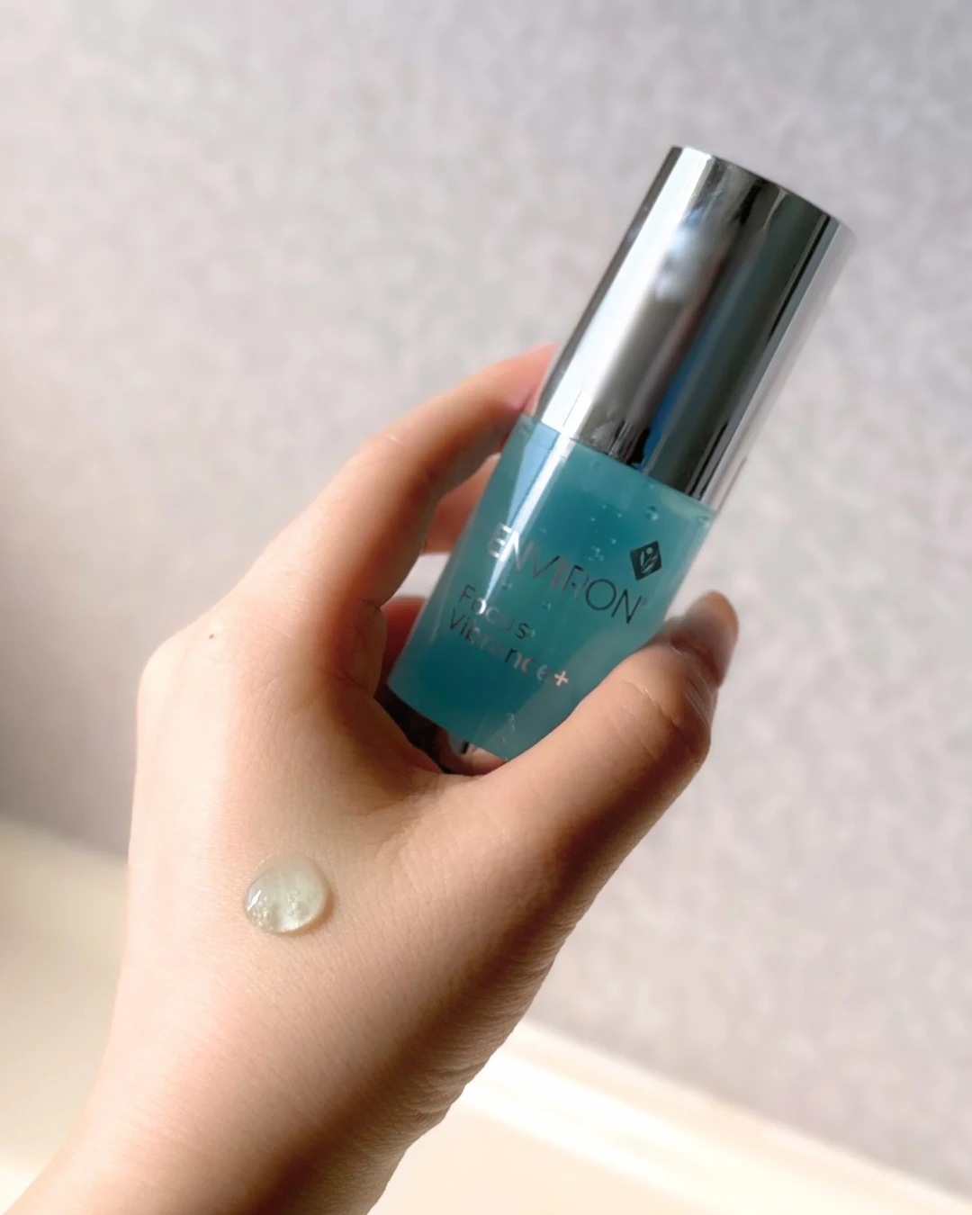 エンビロン セリエンスナイトセラムの軽やかなテクスチャ　透明でサラッとした夜用美容液