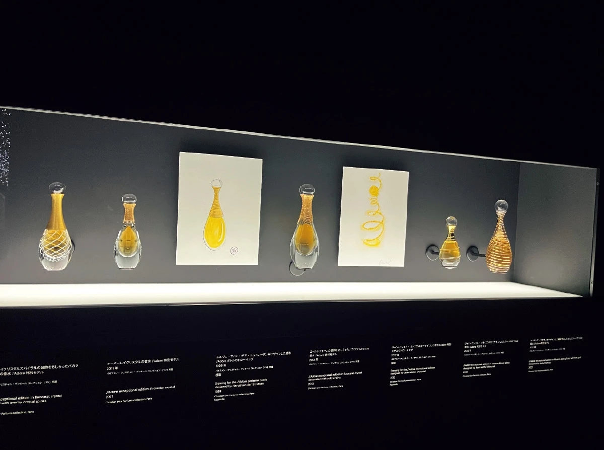 著名なアーティストがデザインした、美しい特別モデルのアンフォラも多数。中央は、繊細なチェーンをあしらったバカラクリスタルの特別モデル。