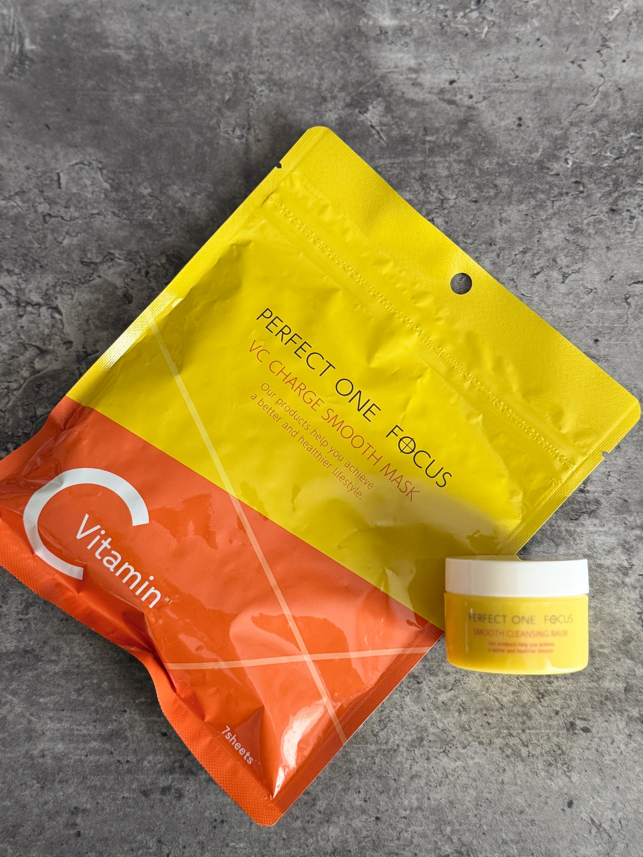 【シートマスク】10種のビタミン配合！APPSやナイアシンアミドなど厳選成分を詰め込んだ5分間集中毛穴ケア【パーフェクトワンフォーカス VCチャージ スムースマスク】をレビュー
 _6
