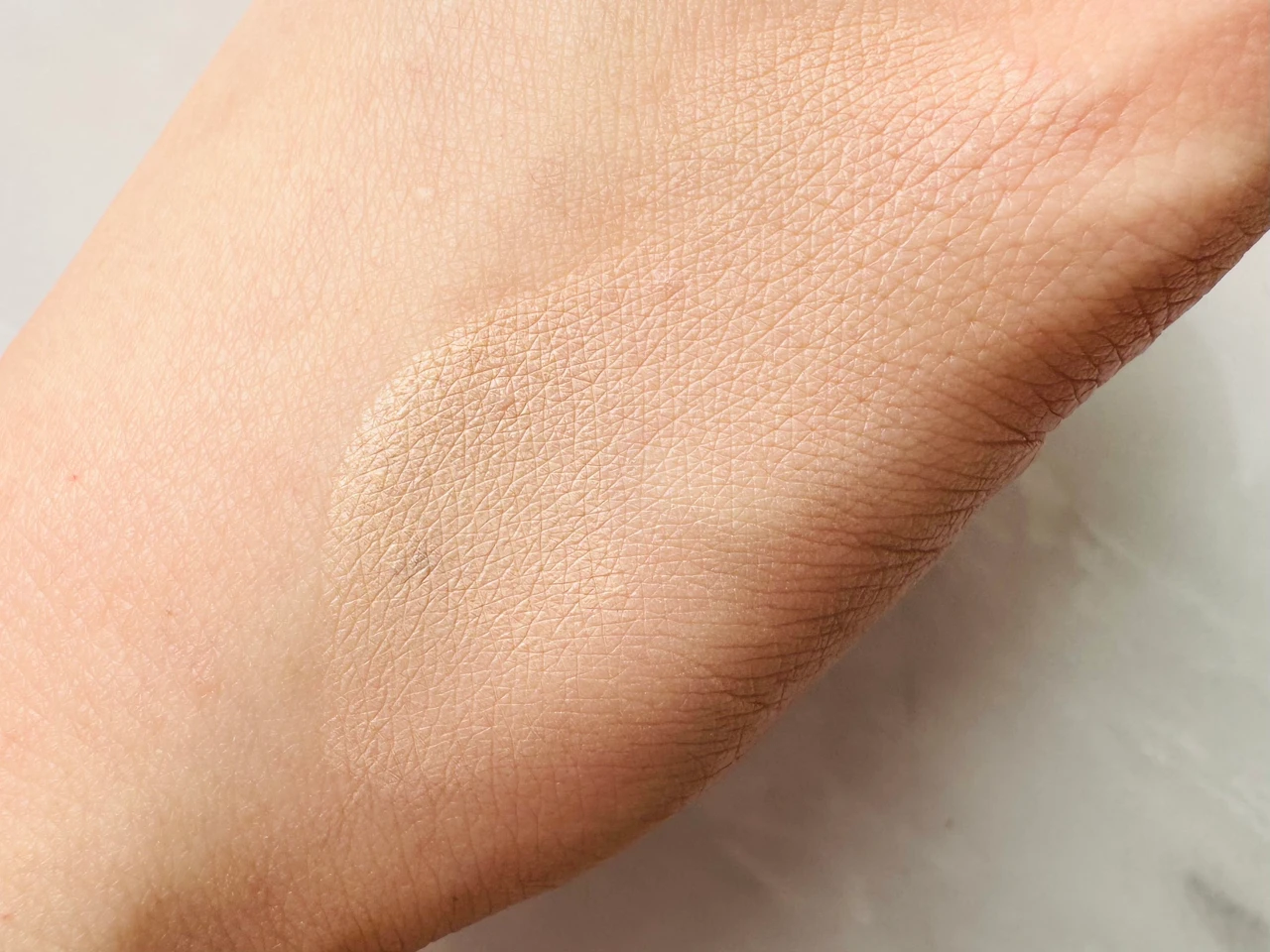 WAKEMAKEのウォーターグロウコーティングバームのスウォッチ