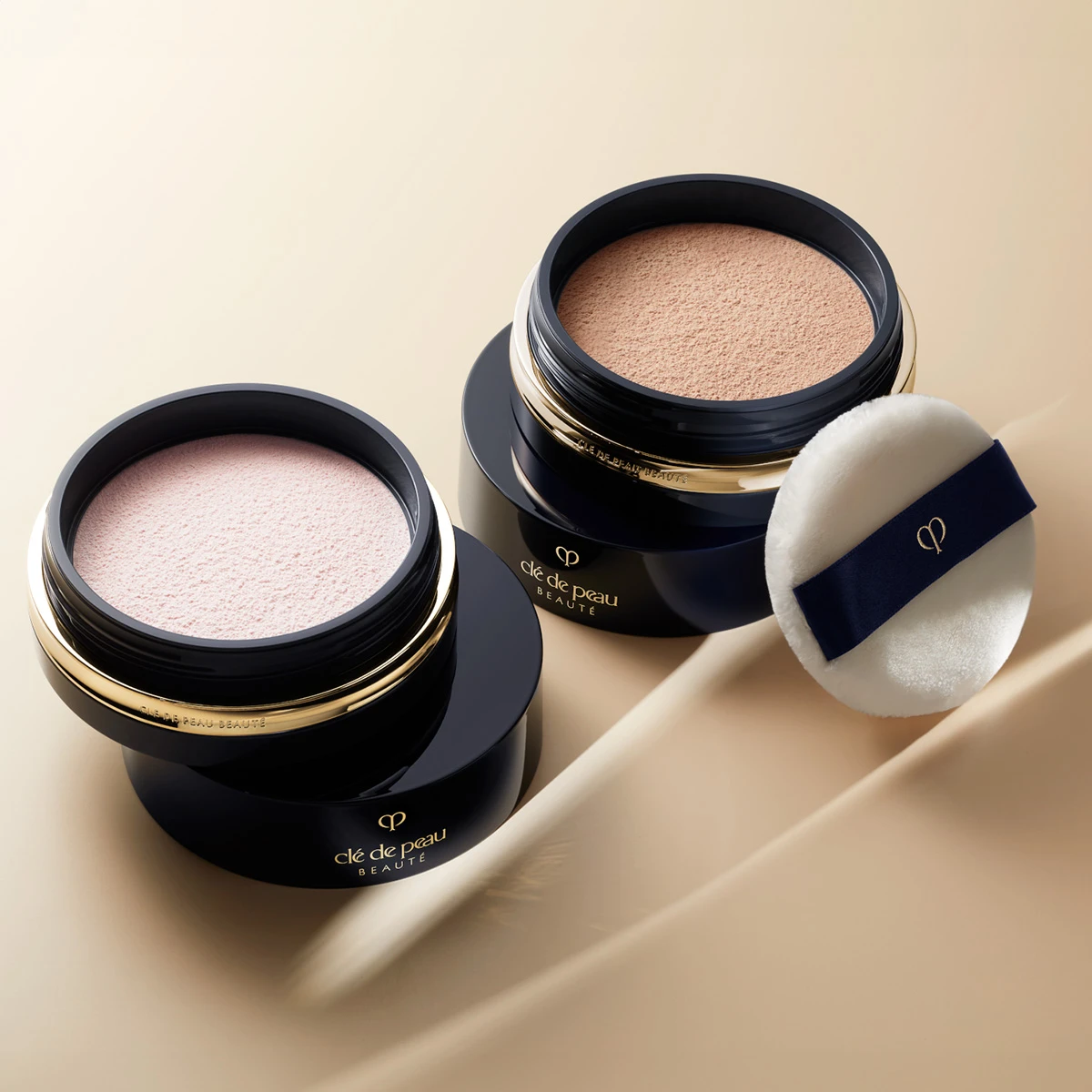 クレ・ド・ポー ボーテ プードルトランスパラントn M 内面から光を放つような品格の肌を演出