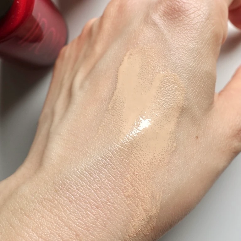 inoui（インウイ）リキッドファンデーションのテクスチャースウォッチ