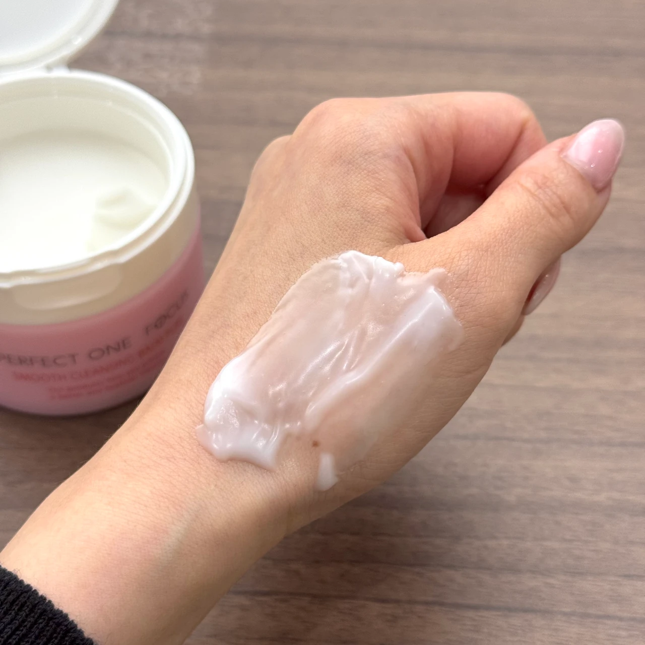 パーフェクトワンフォーカス スムースクレンジングバームピュア 手に出した様子