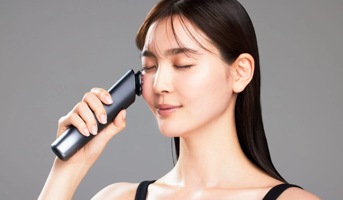 リフトケアに特化した特殊な形状の「D型リフトヘッド」を採用