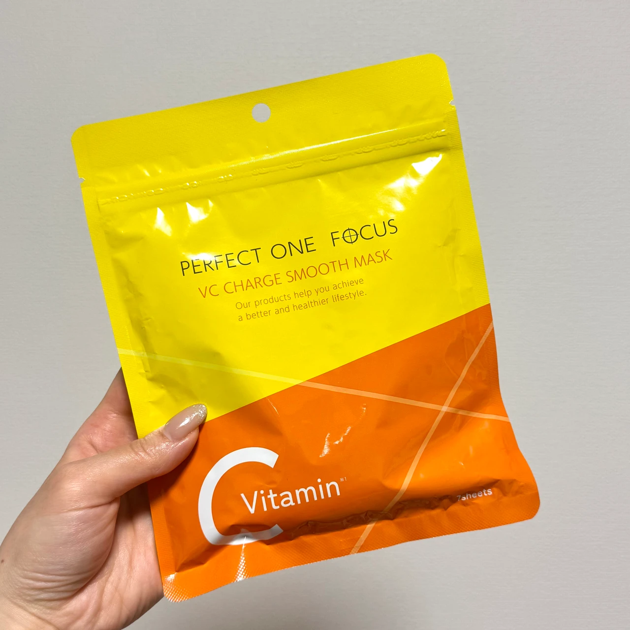 パーフェクトワンフォーカス VCチャージスムースマスクを持っている様子