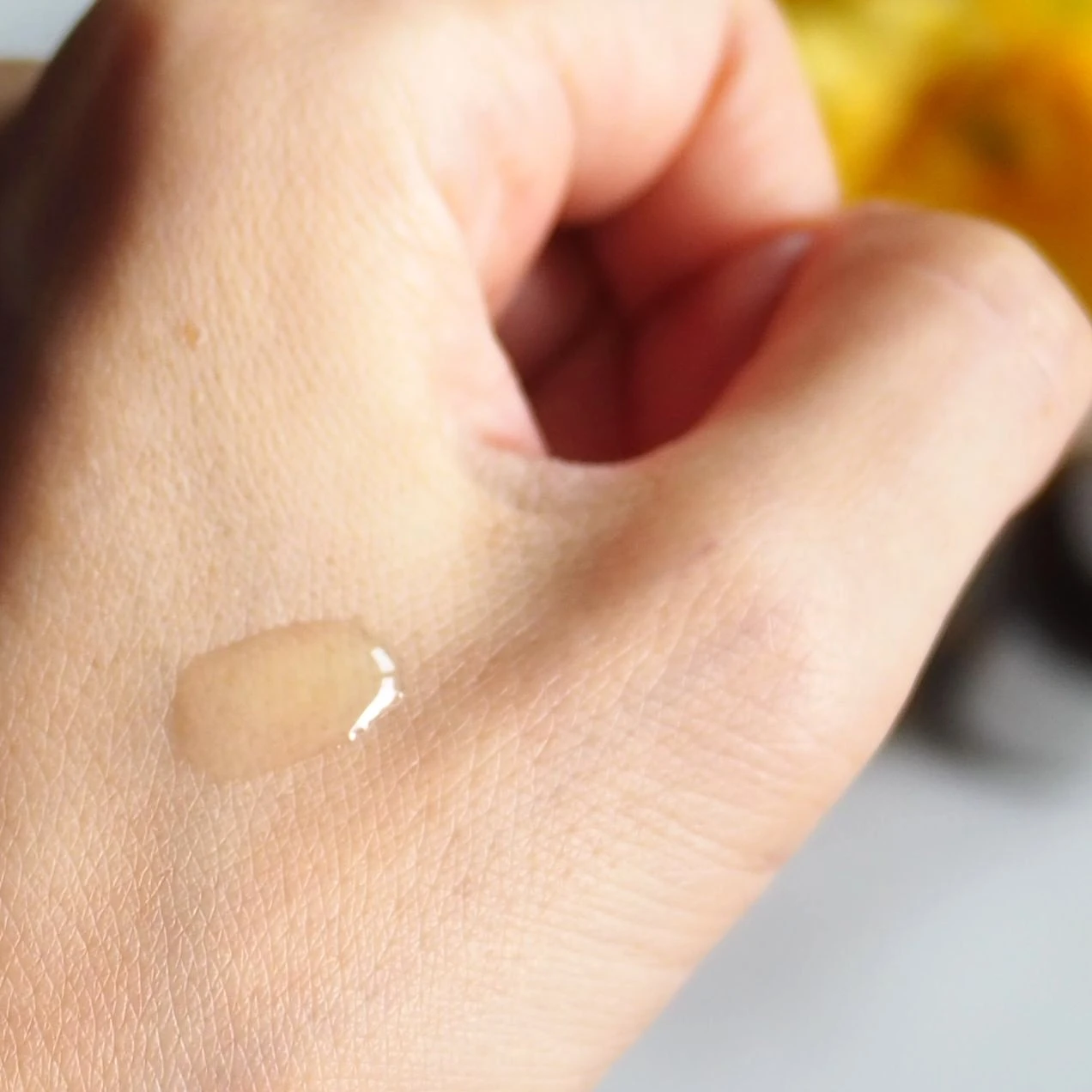 「ケアナボーテ VC10濃美容液」のテクスチャー