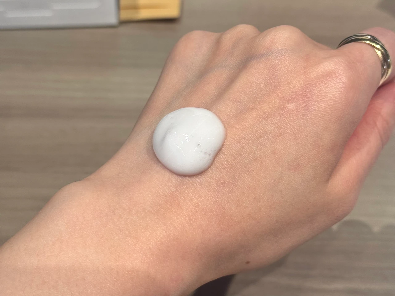 ソフィーナiP 水光ピーリング泡セラム テクスチャー