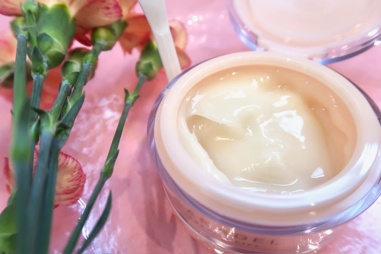 【シワ・弾力ケアでぷるんと弾むハリ肌へ】カナデル プレミアリフト_2_1