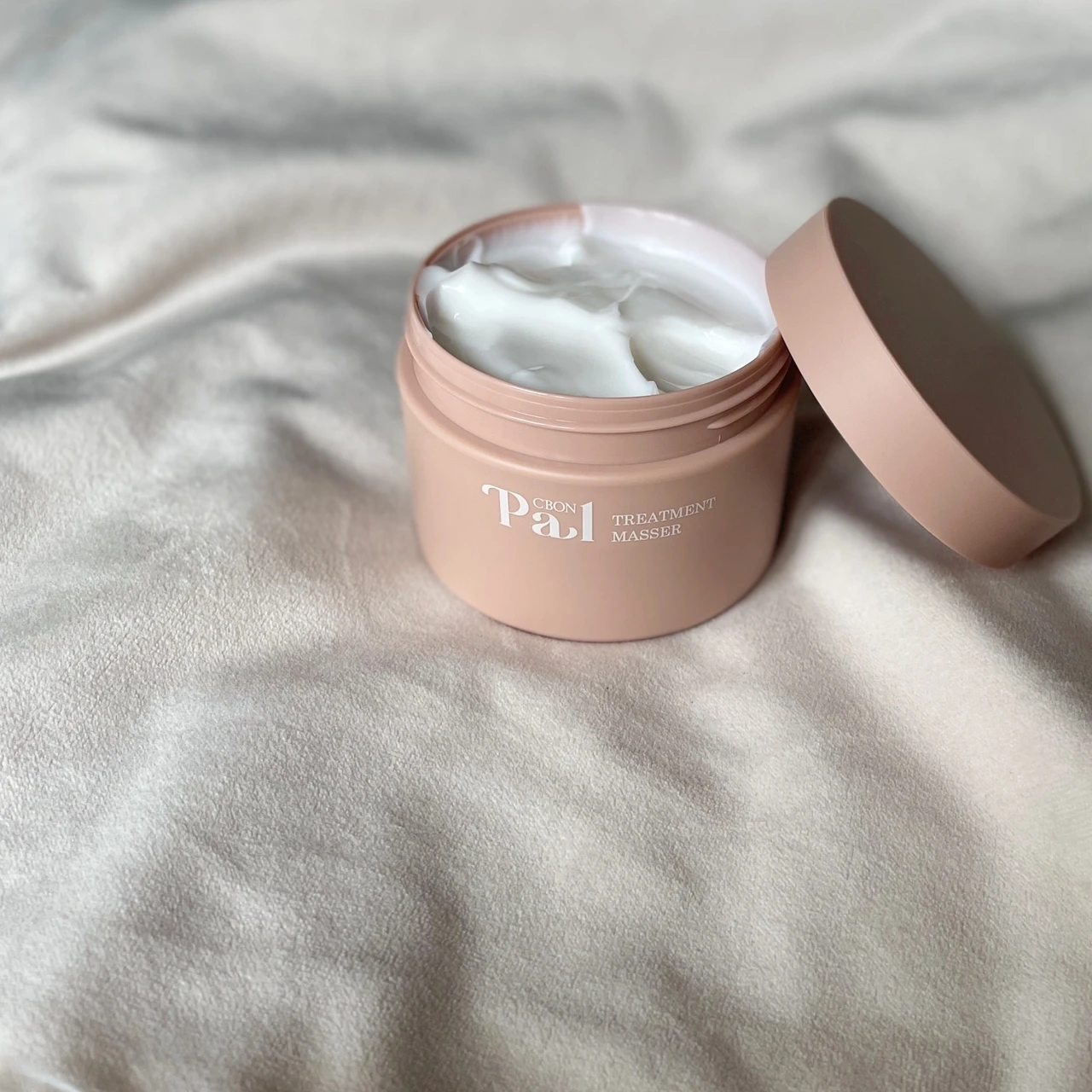 「シーボンパル トリートメントマセ」は高純度スクワランベースのまろやかなクリーム。ツボクサエキスなど肌の引き締め成分も配合。