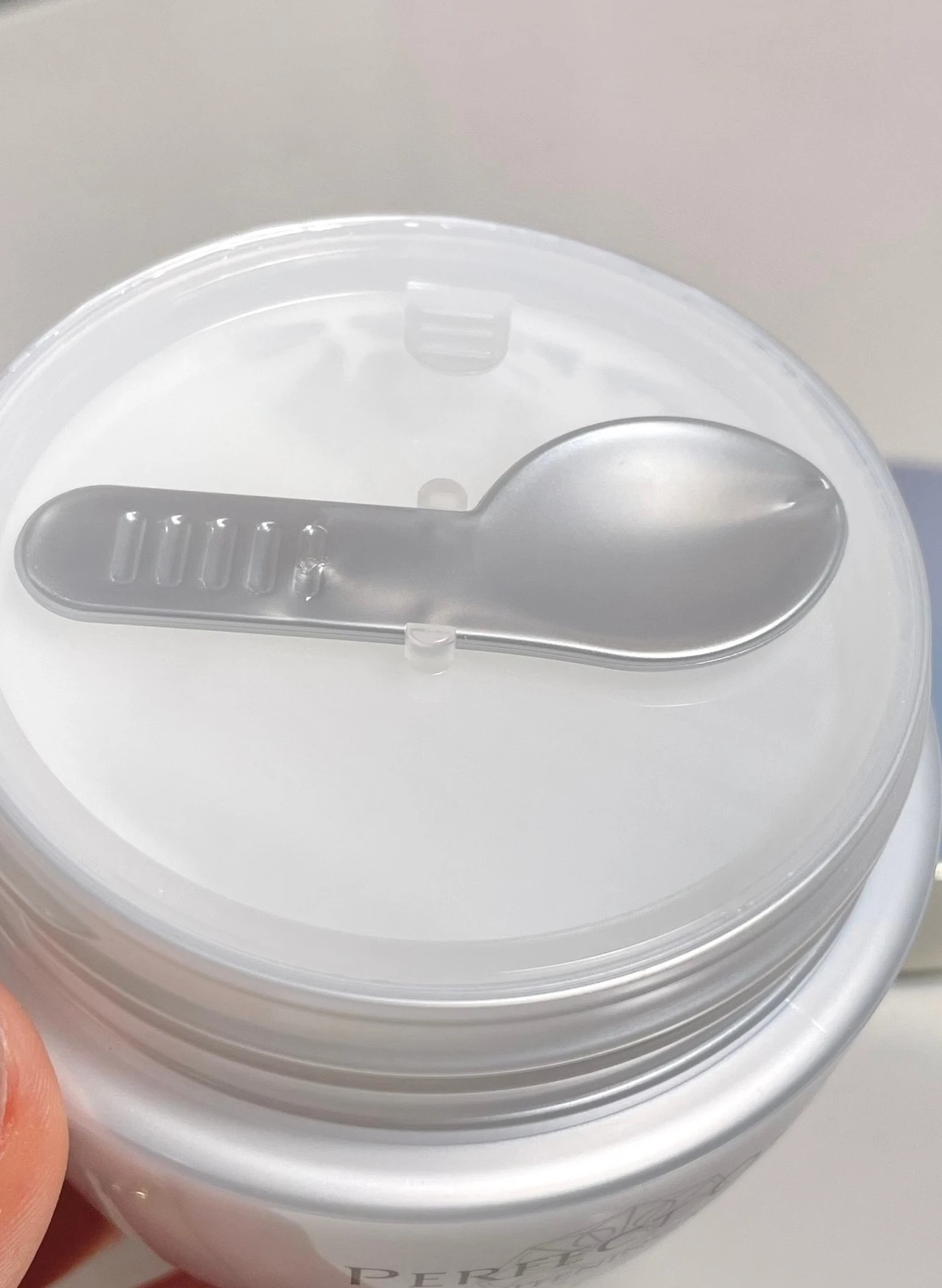 蓋にスパチュラ付き！