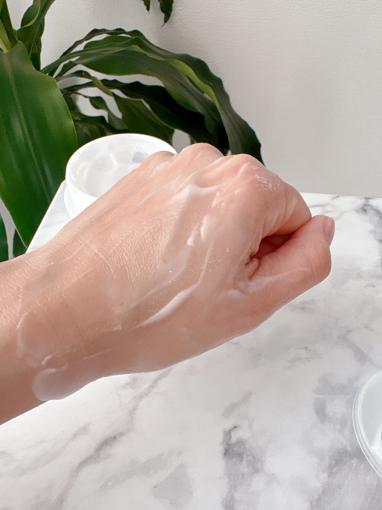 【時短なのに、美白もツヤも😍】パーフェクトワン「薬用ホワイトニングジェル（医薬部外品）」_3_2