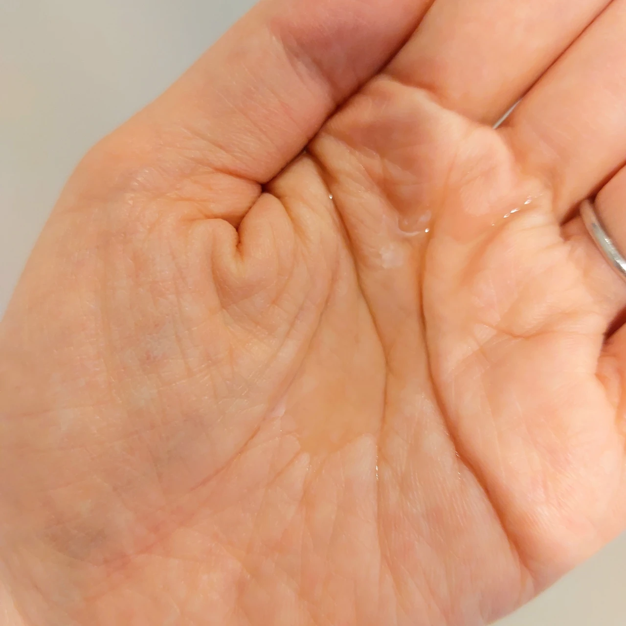 田中みな実さんもリピしてる！KINSのクレンジングオイルは、常在菌のバランスを守りながら、不要な汚れをオフできる優れもの。_3