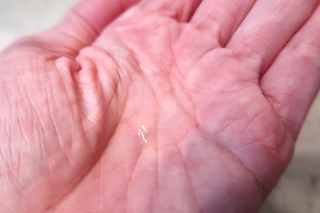 DHC クリスタルスキン 美容液 ローションのテクスチャー