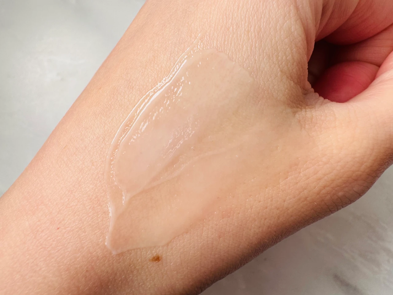 パーフェクトワンの薬用ホワイトニングジェルのテクスチャー