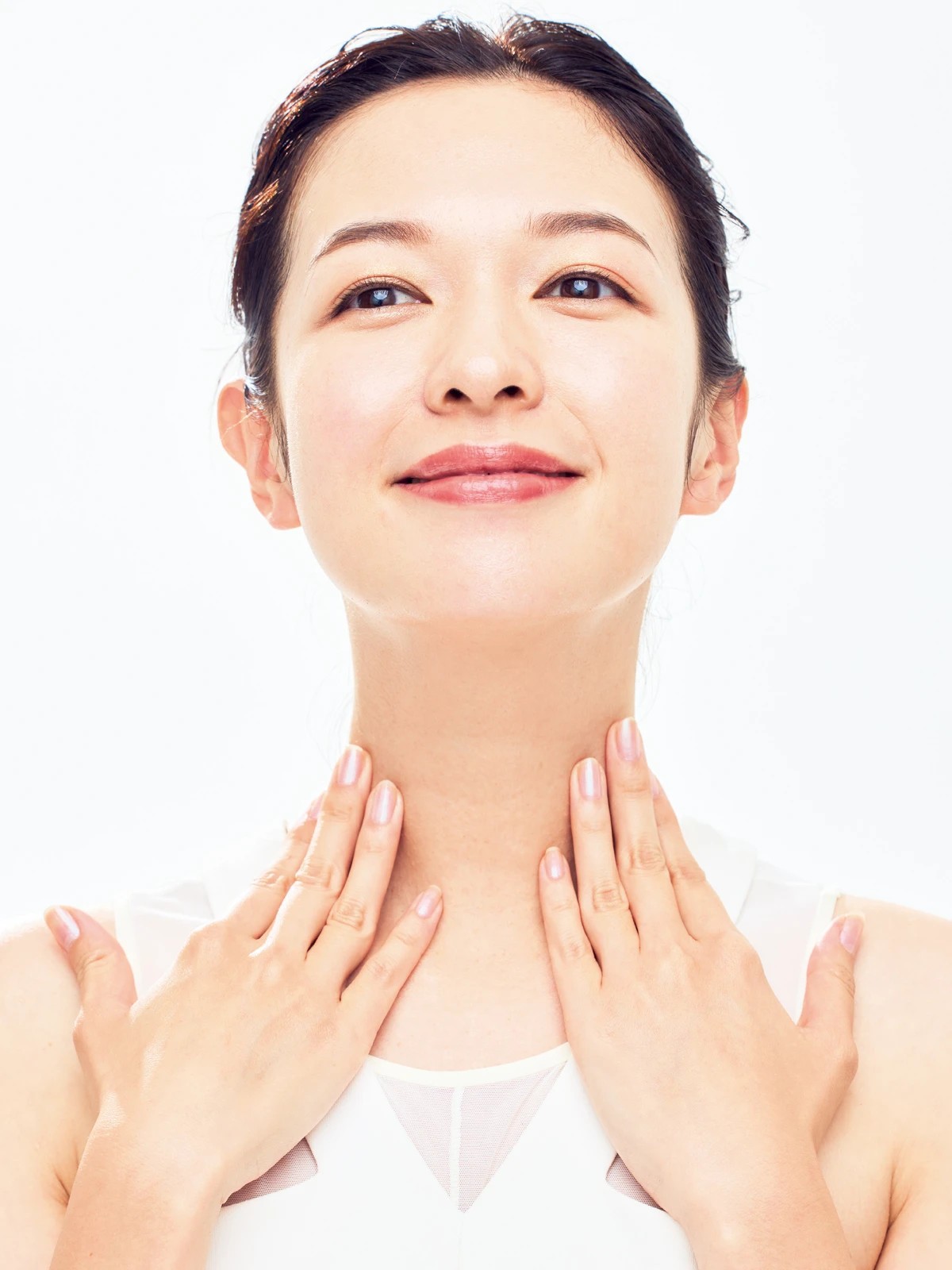 ②目や口周りに指の腹でなじませ、耳下から鎖骨に向かって指をすべらせ鎖骨上をプッシュ。