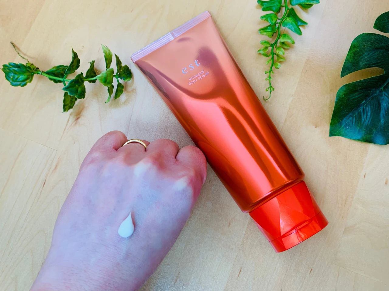 ボディにもエイジングケア！！
エストの先進スキンケア成分でハリ肌へ導くエイジングボディセラム！！_2