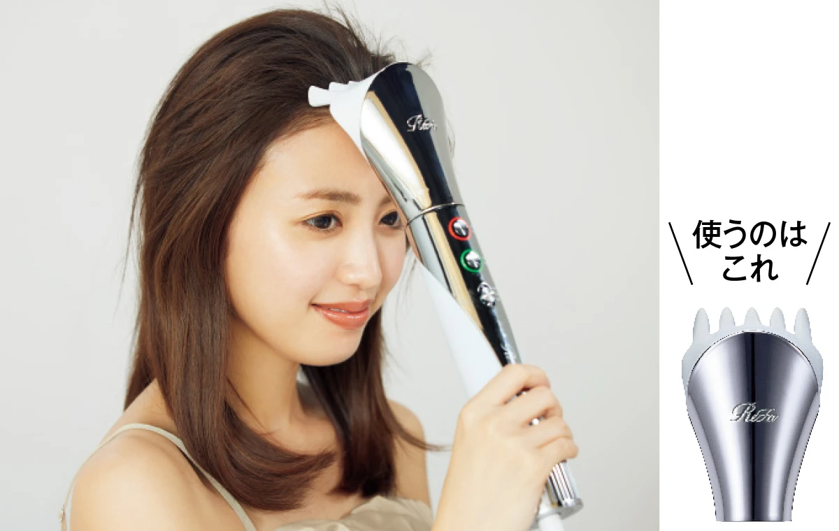 アタッチメント〈スカルプ〉を生え際から差し込み、頭の丸みにぴったり添わせてあてます。形をつくりながら温風を当てる→冷風でキープを繰り返す。