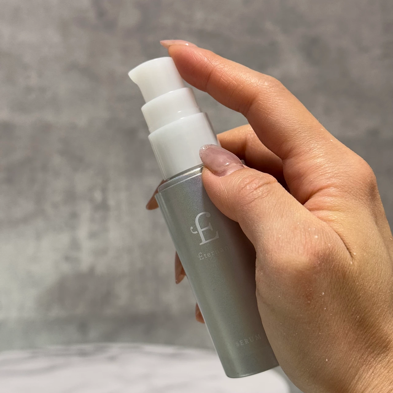 エテルナムセラム 美容液 プッシュ式